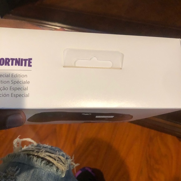 Xbox one controller with Fortnite promo code - Picture 3 of 4